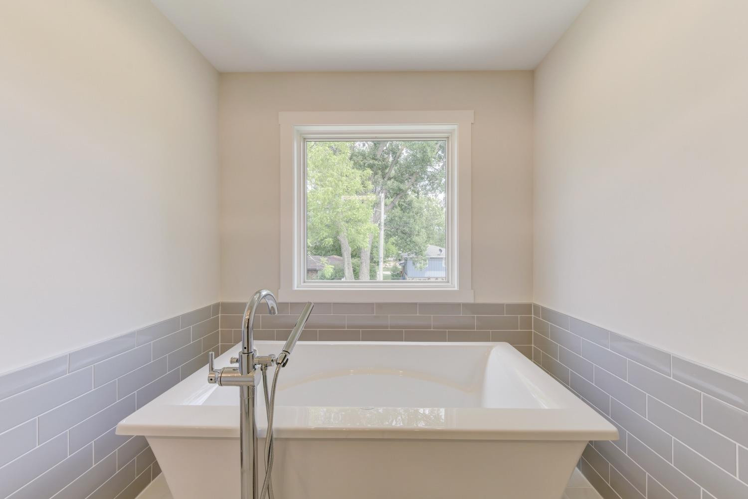 8147 Castle Drive Munster, IN 46321 - Photo 23 of 37 a bathroom with a bathtub