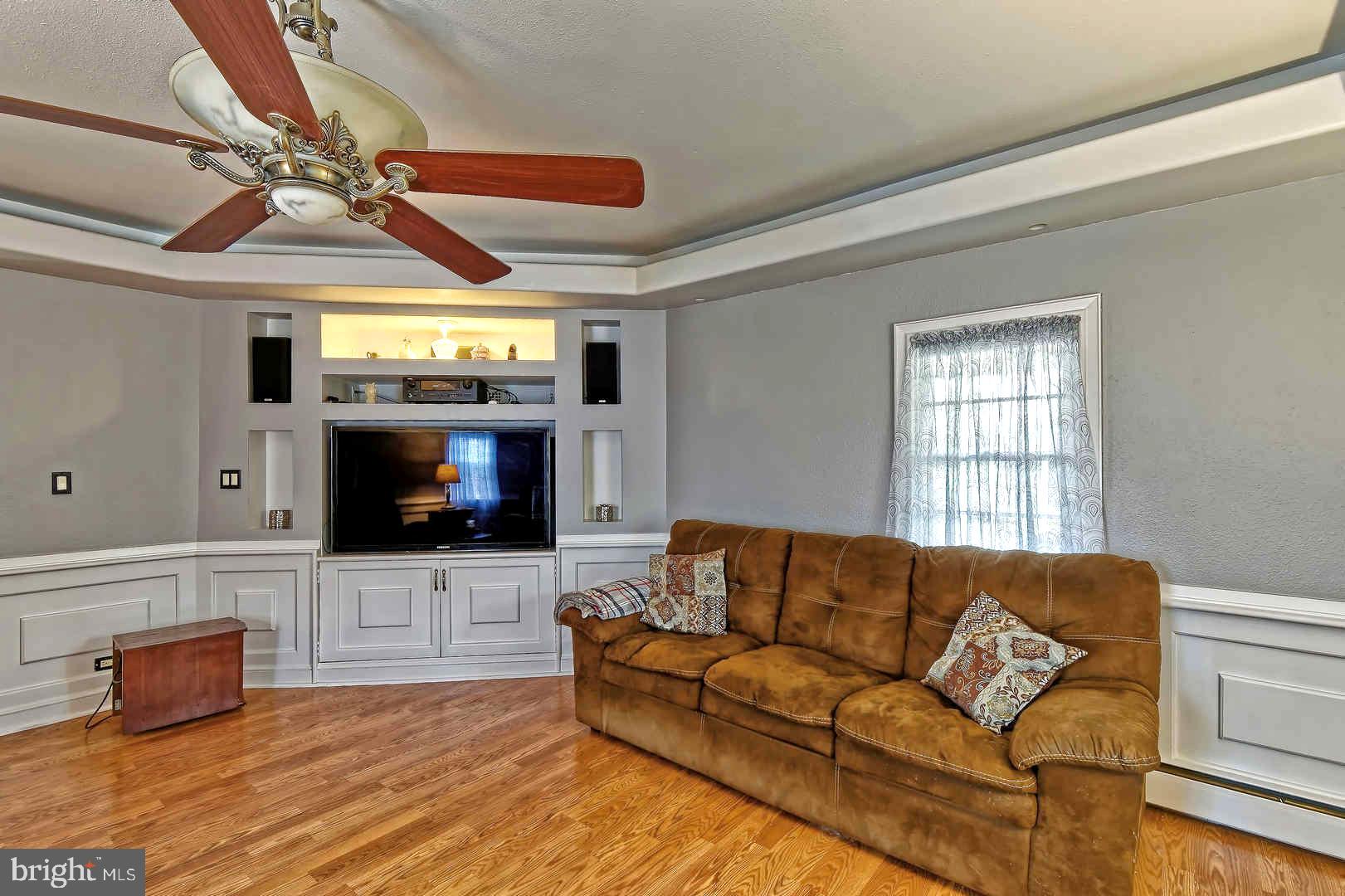 13 Hell Neck Road Salem, NJ 08079 - Photo 14 of 37 Large Living Room w/ Built-In Entertainment Center