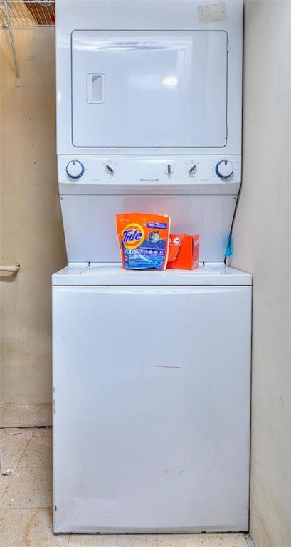 502 Pryor Street Southwest Atlanta, GA 30312 - Photo 15 of 21 a utility room with dryer and washer