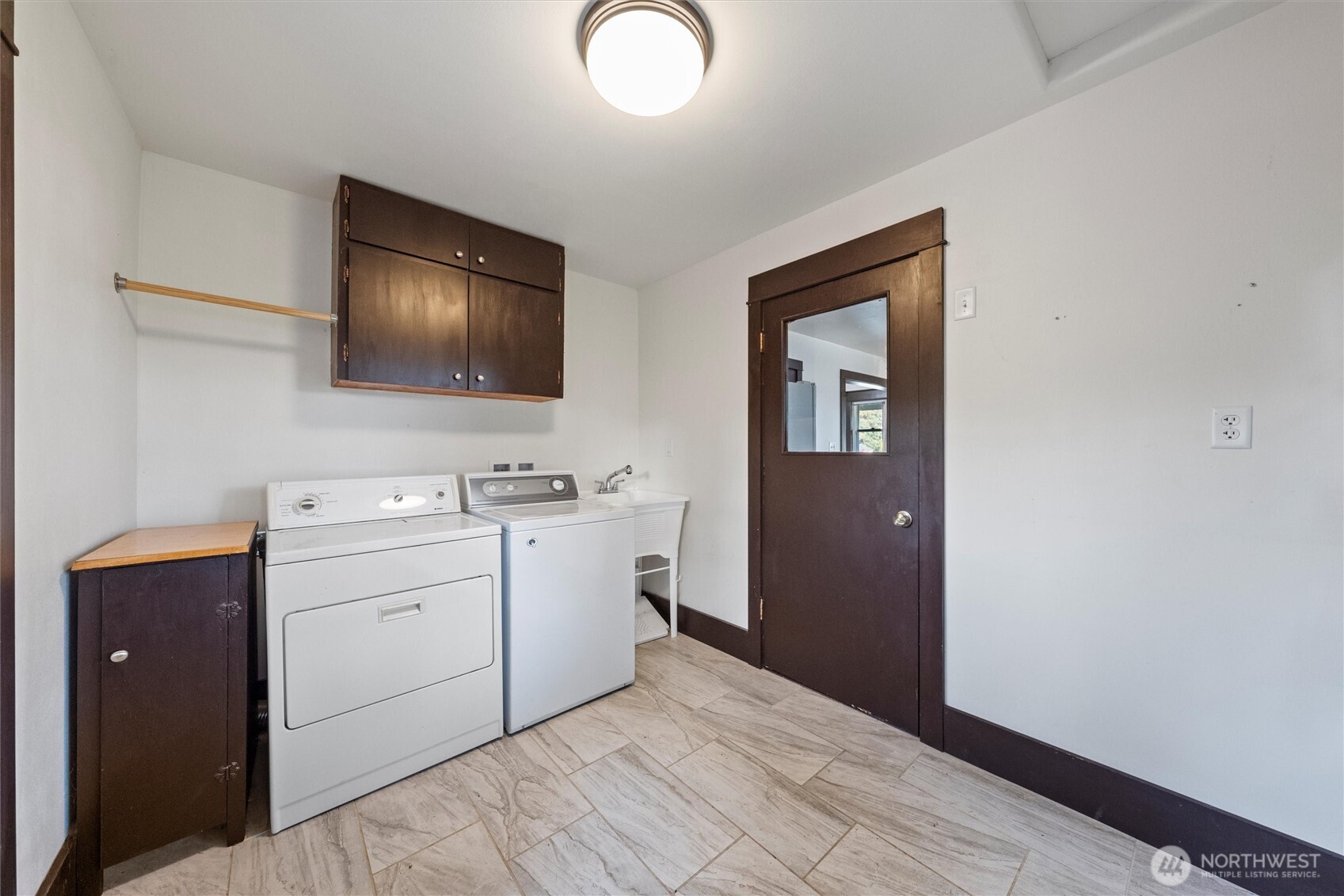 505 D Street Southwest Ephrata, WA 98823 - Photo 14 of 28 a workspace with a large mirror