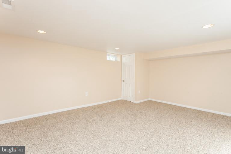 5540 Silverbell Road Baltimore, MD 21206 - Photo 5 of 30 an empty room with an entryway