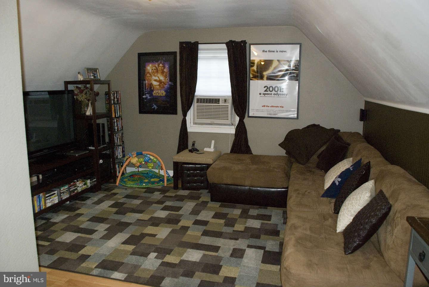 1048 Fairview Road Hagerstown, MD 21742 - Photo 17 of 19 Living Room