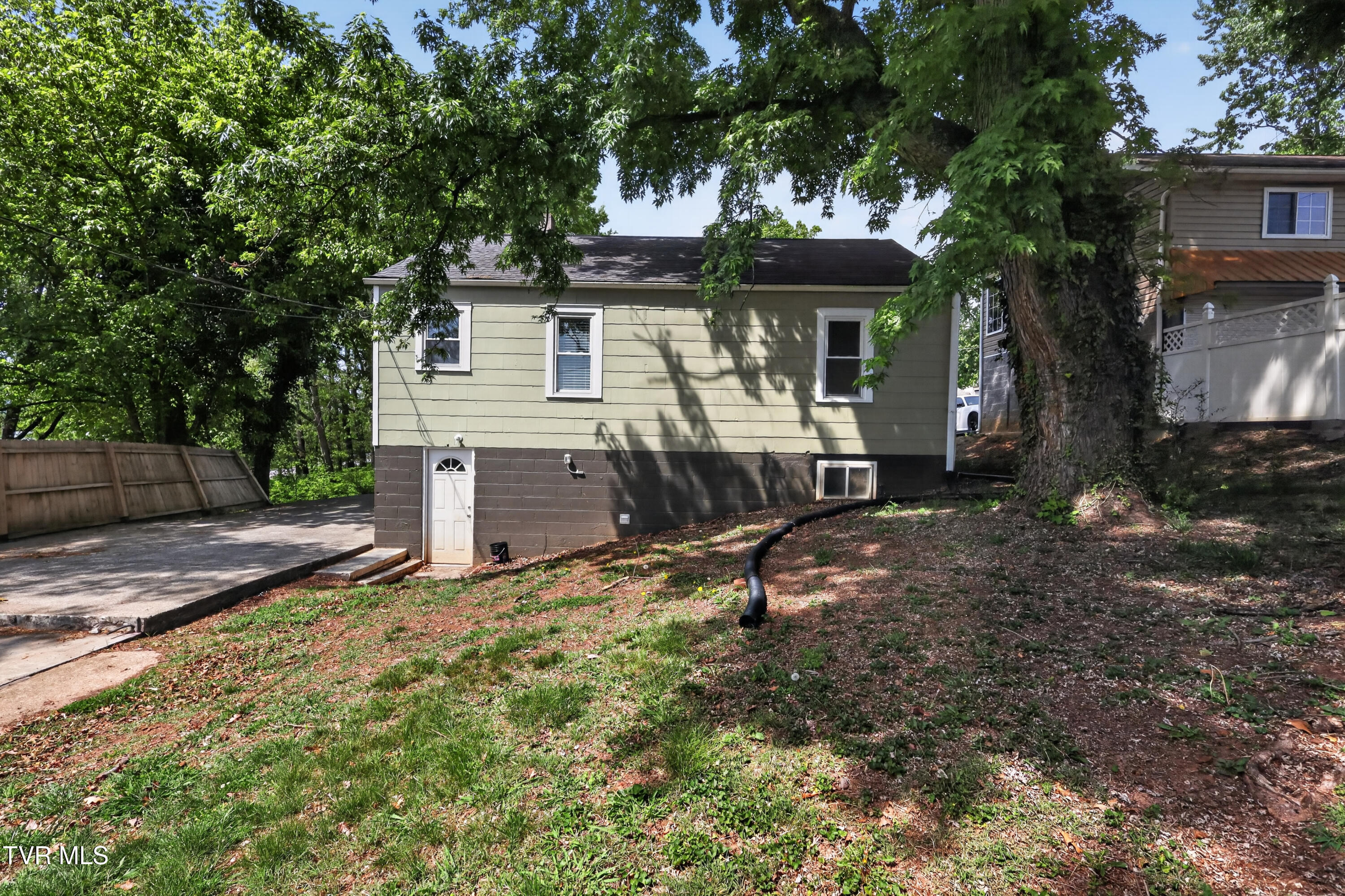 509 Rogan Street Kingsport, TN 37660 - Photo 24 of 26 509-Rogan-St-Kingsport-Windowstill 25
