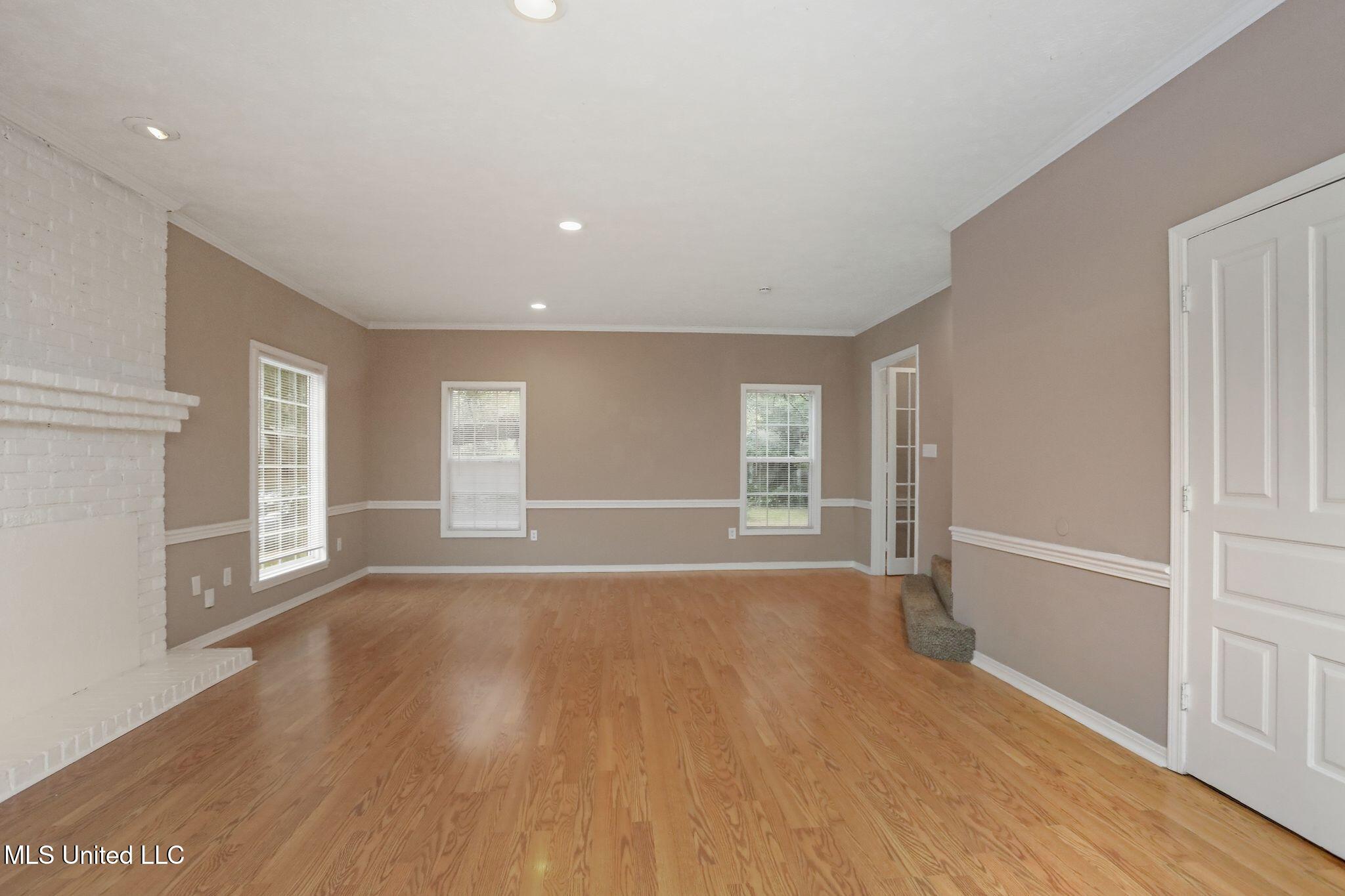 3527 Edmar Place Jackson, MS 39216 - Photo 11 of 61 18_3527_Edmar_Pl_Jackson_MS_39216-Living