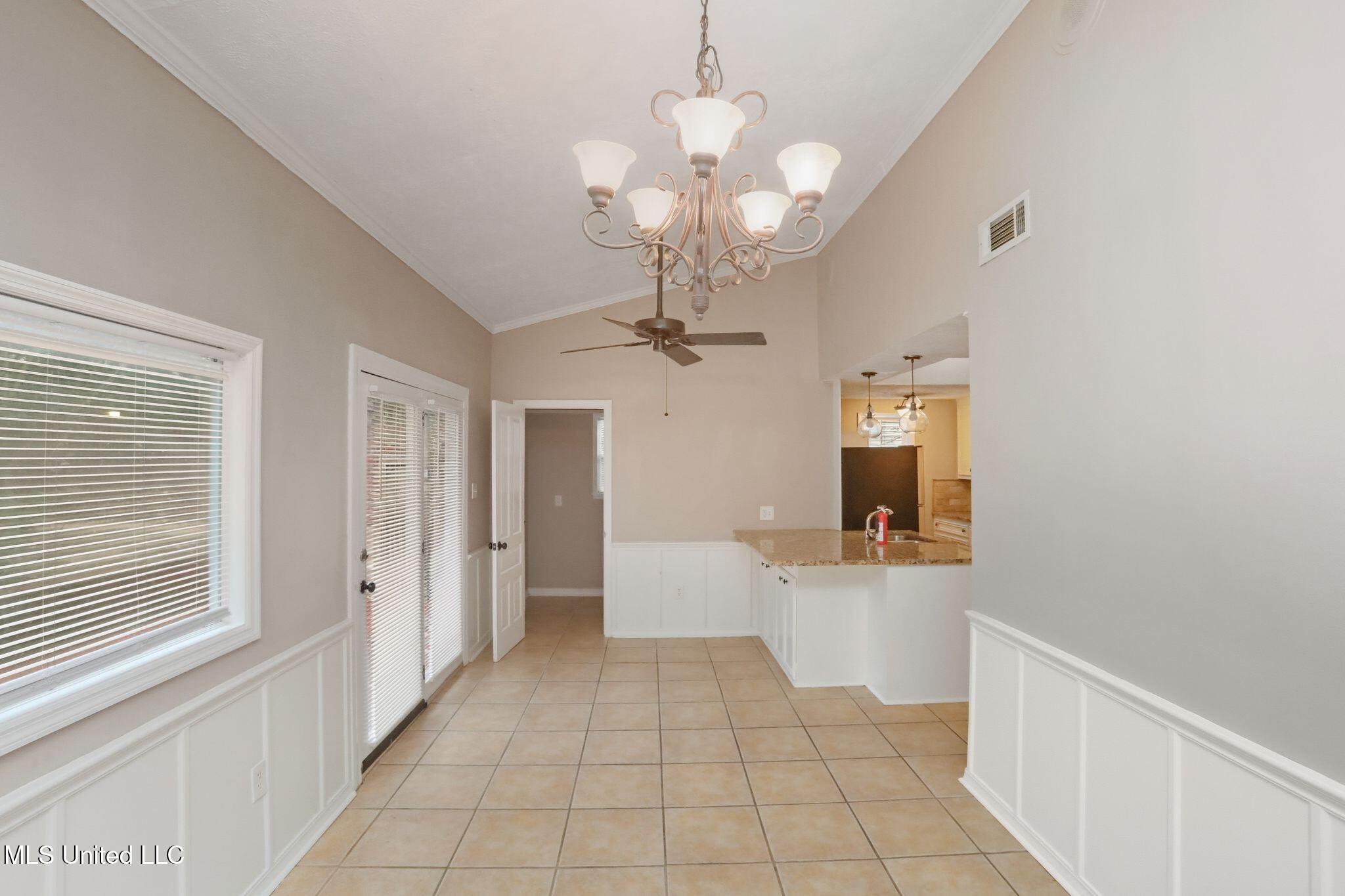 3527 Edmar Place Jackson, MS 39216 - Photo 24 of 61 31_3527_Edmar_Pl_Jackson_MS_39216-Dining