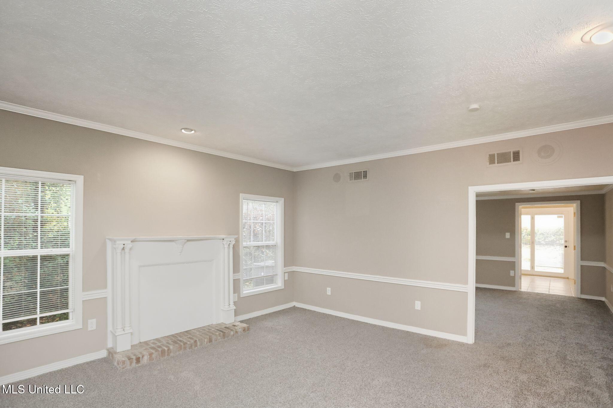 3527 Edmar Place Jackson, MS 39216 - Photo 3 of 61 10_3527_Edmar_Pl_Jackson_MS_39216-Living