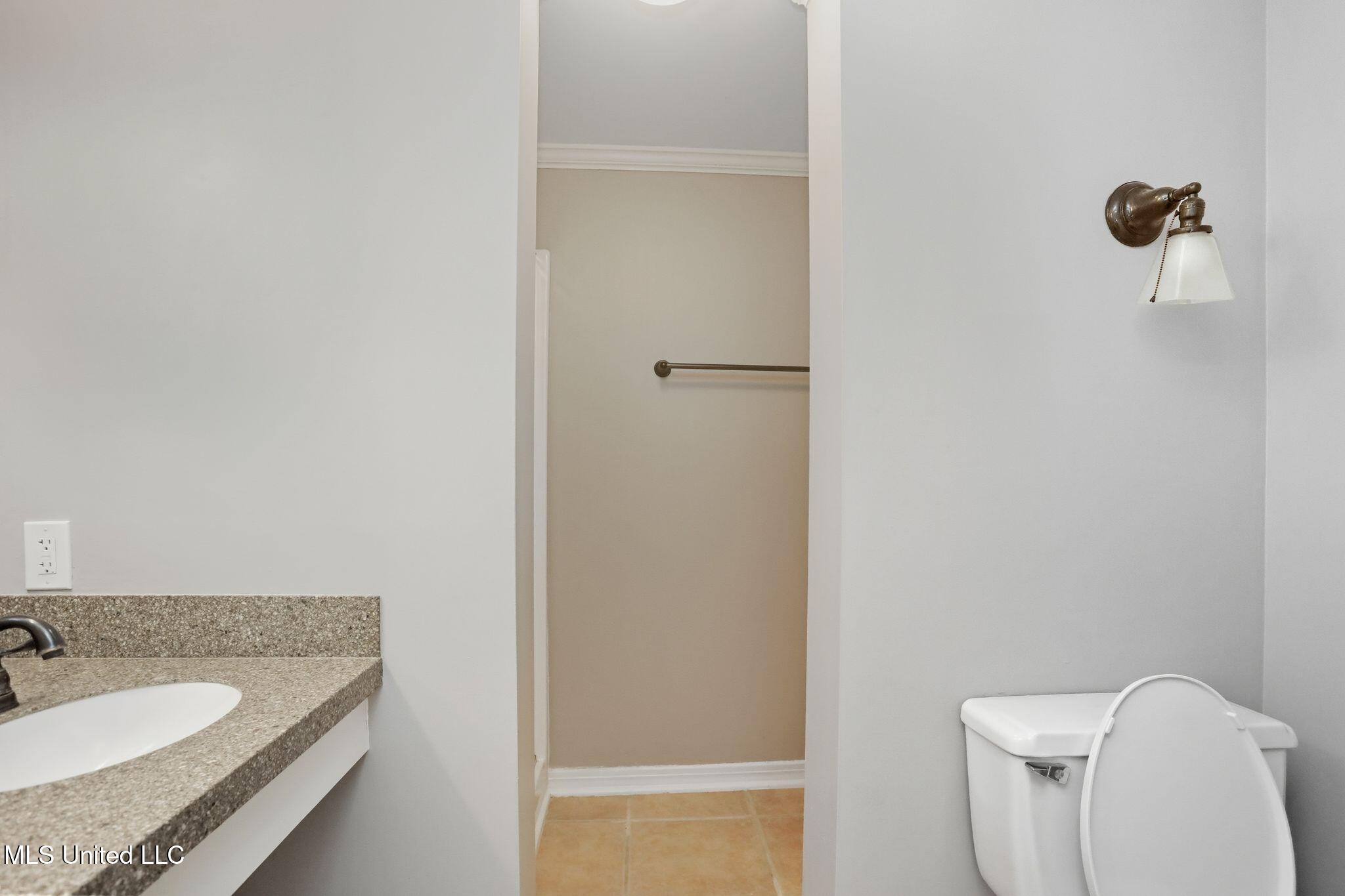 3527 Edmar Place Jackson, MS 39216 - Photo 39 of 61 46_3527_Edmar_Pl_Jackson_MS_39216-Bathro