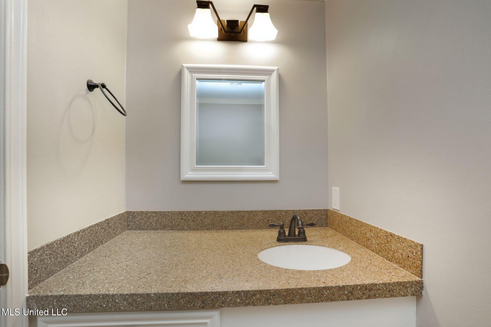 3527 Edmar Place Jackson, MS 39216 - Photo 43 of 61 50_3527_Edmar_Pl_Jackson_MS_39216-Bathro