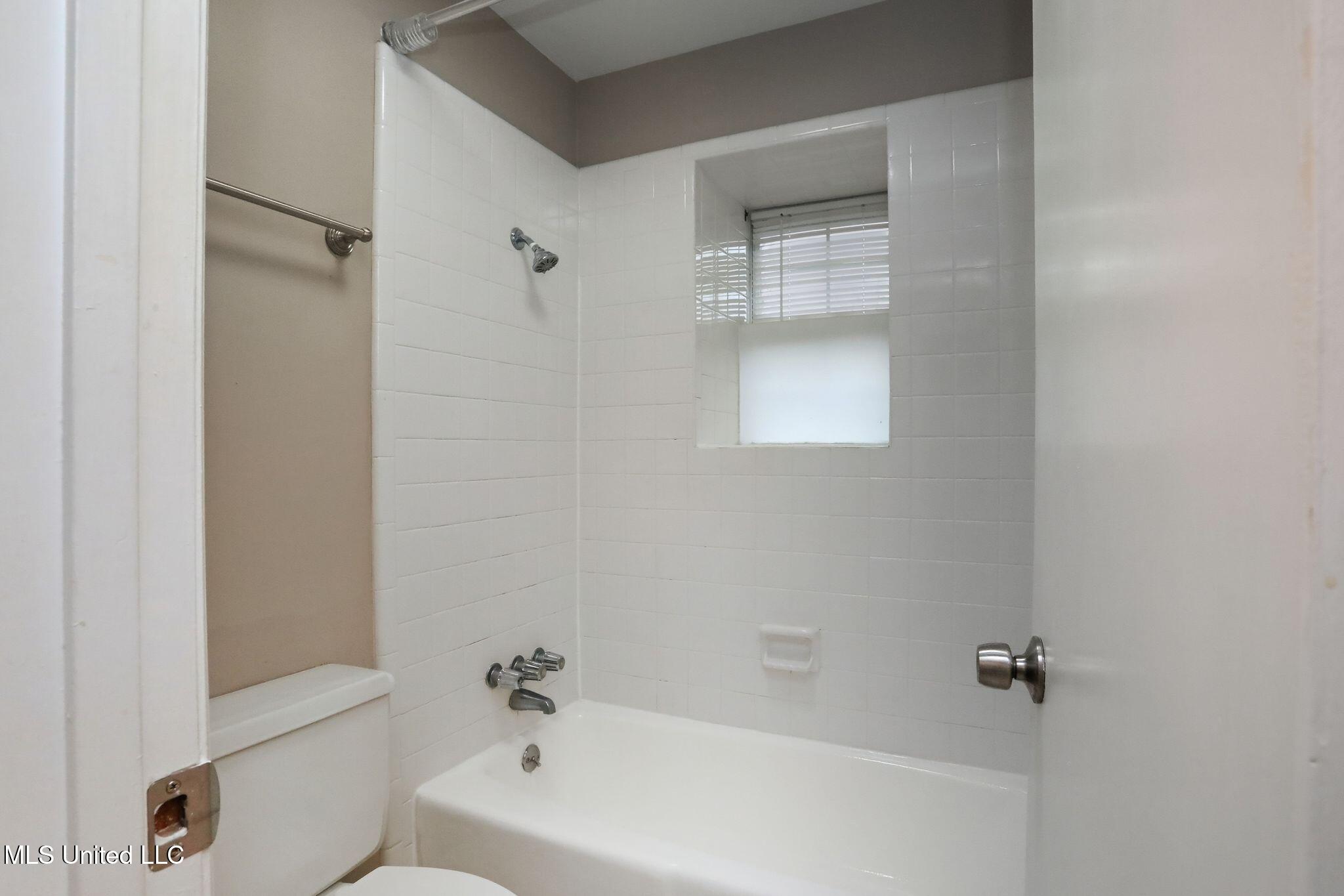 3527 Edmar Place Jackson, MS 39216 - Photo 44 of 61 51_3527_Edmar_Pl_Jackson_MS_39216-Bathro