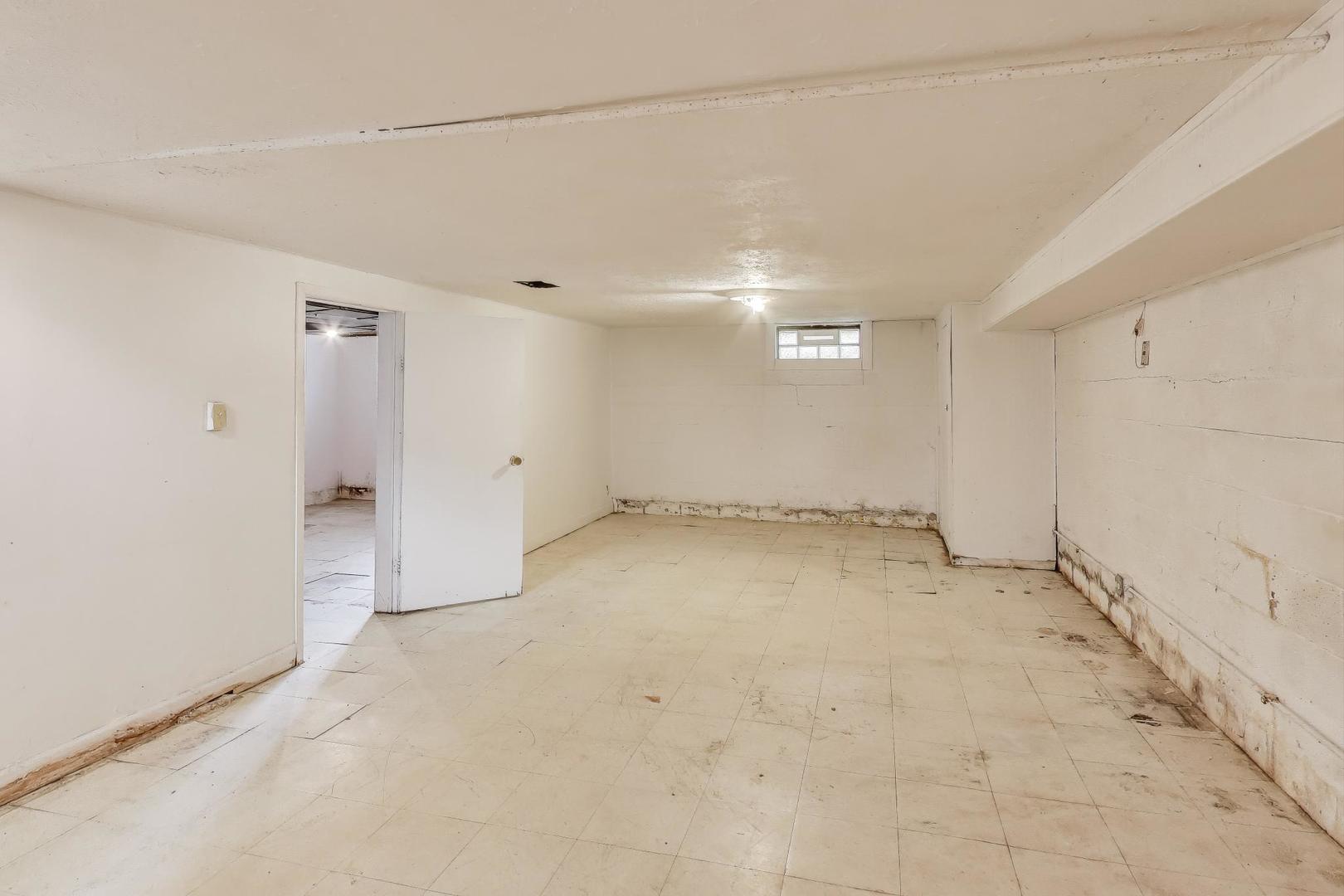 221 Heine Avenue Elgin, IL 60123 - Photo 27 of 43 a view of an empty room