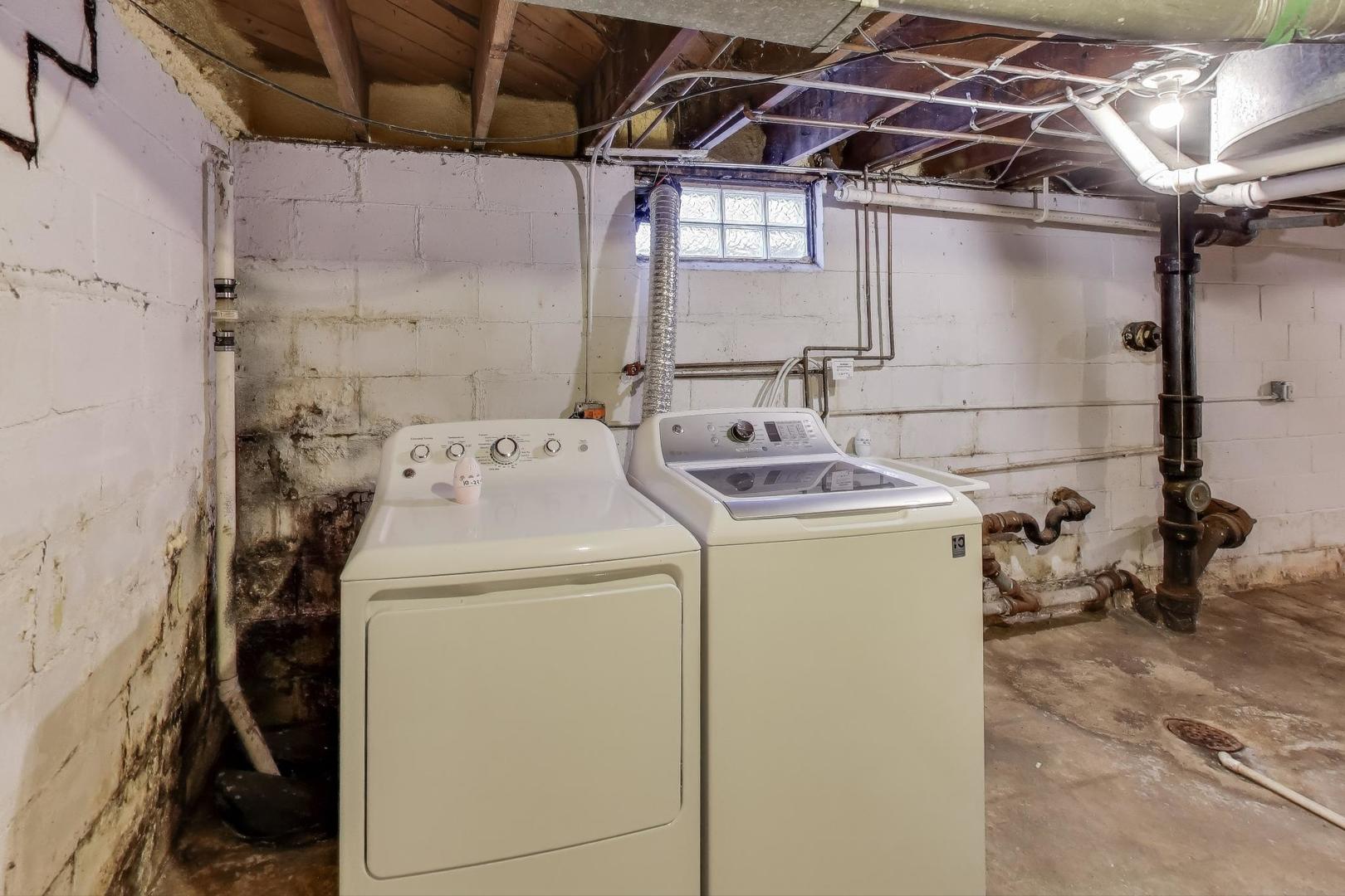 221 Heine Avenue Elgin, IL 60123 - Photo 30 of 43 a utility room with dryer and washer
