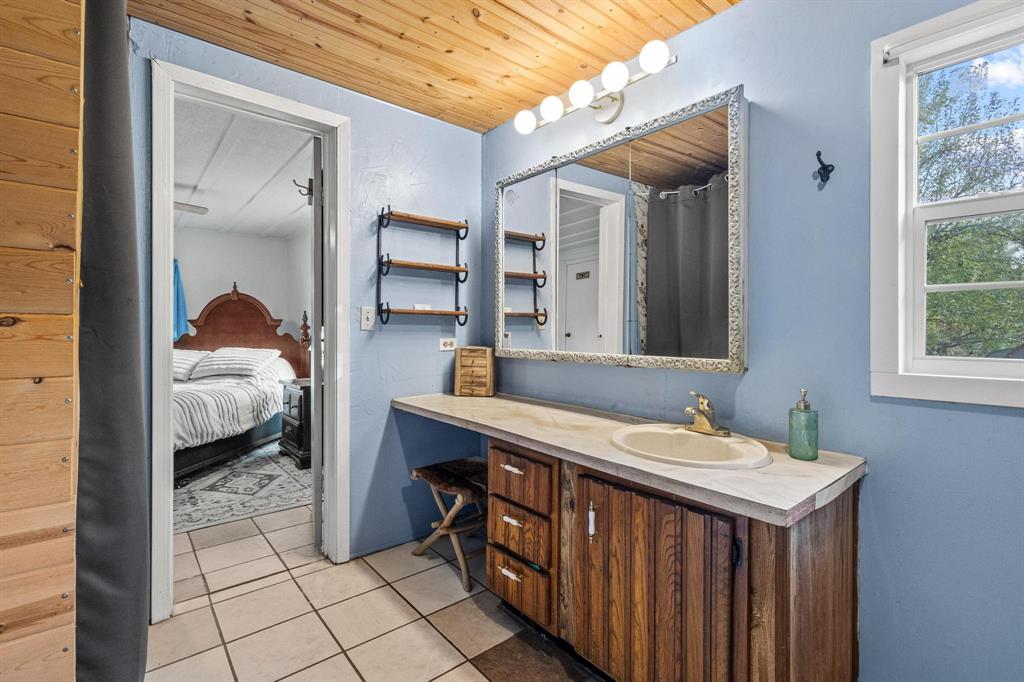 489 Delphia Drive Denison, TX 75021 - Photo 22 of 40 a en suite bathroom with a sink and a mirror