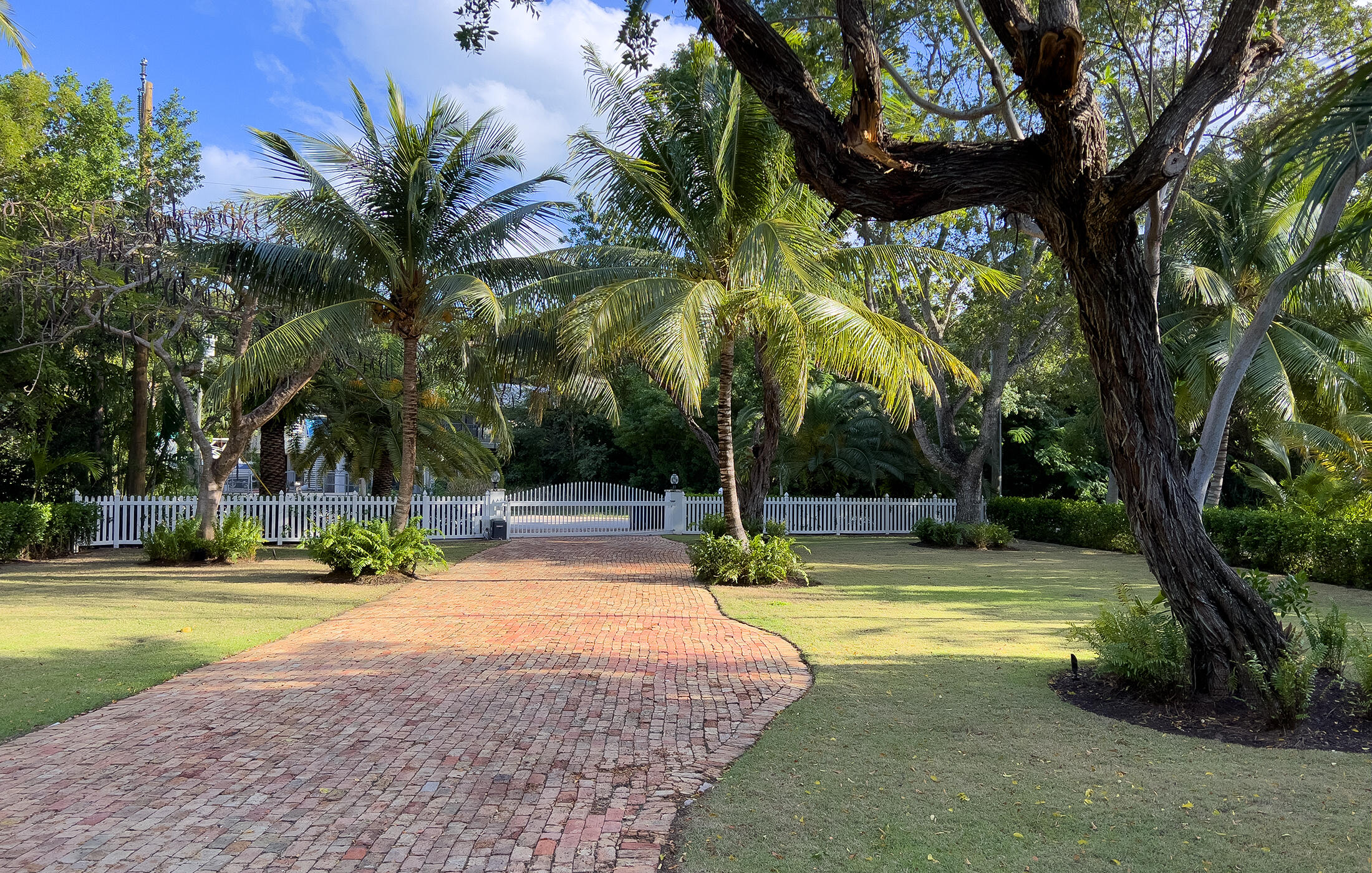 58 Sunset Road Key Largo, FL 33037 - Photo 21 of 25 Chicago Brick driveway