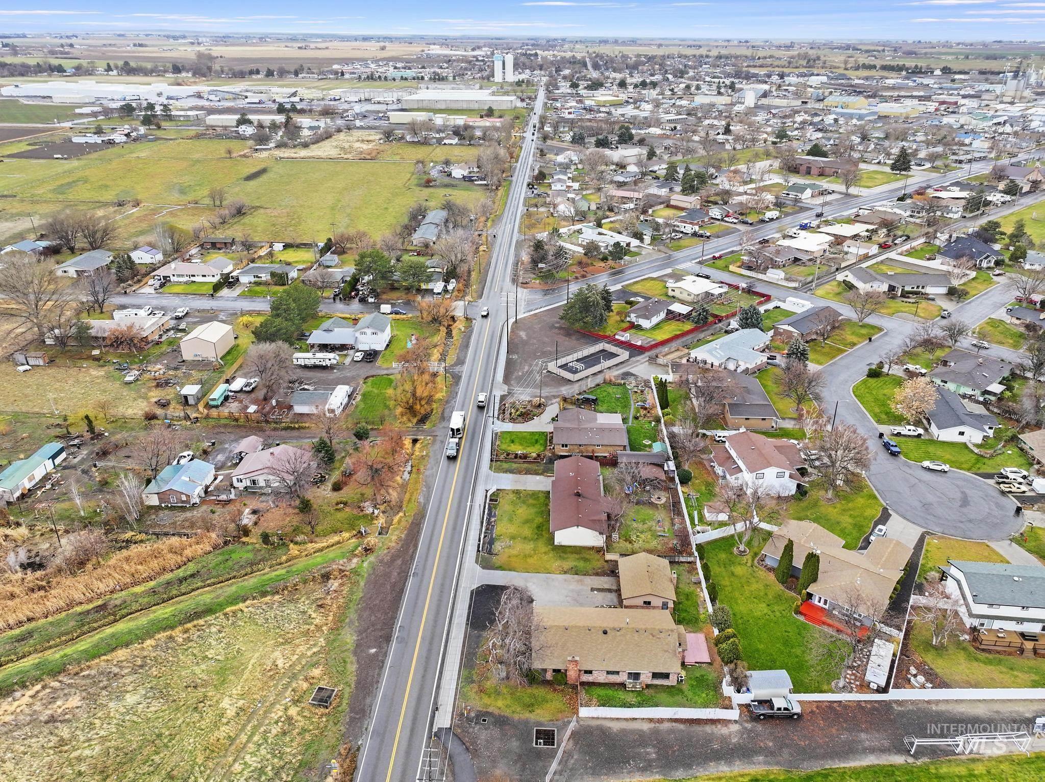 409 Clear Lakes Road Buhl, ID 83316 - Photo 38 of 43 Aerial view of property and surrounding area with nearby suburban area