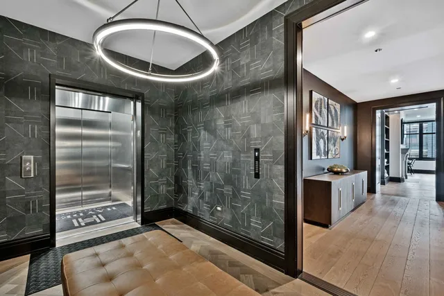 $2,590,000 | 1109 West Washington Boulevard, Unit 5C, Chicago, IL 60607