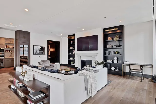 $2,590,000 | 1109 West Washington Boulevard, Unit 5C, Chicago, IL 60607