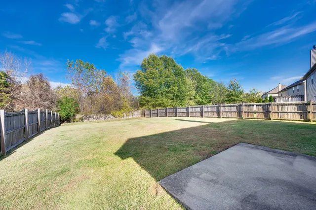 a view of a yard and basketball court