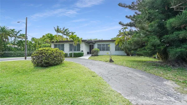 a view of a house with backyard and garden