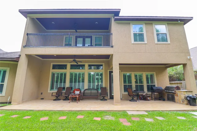 a view of a house with backyard porch and garden