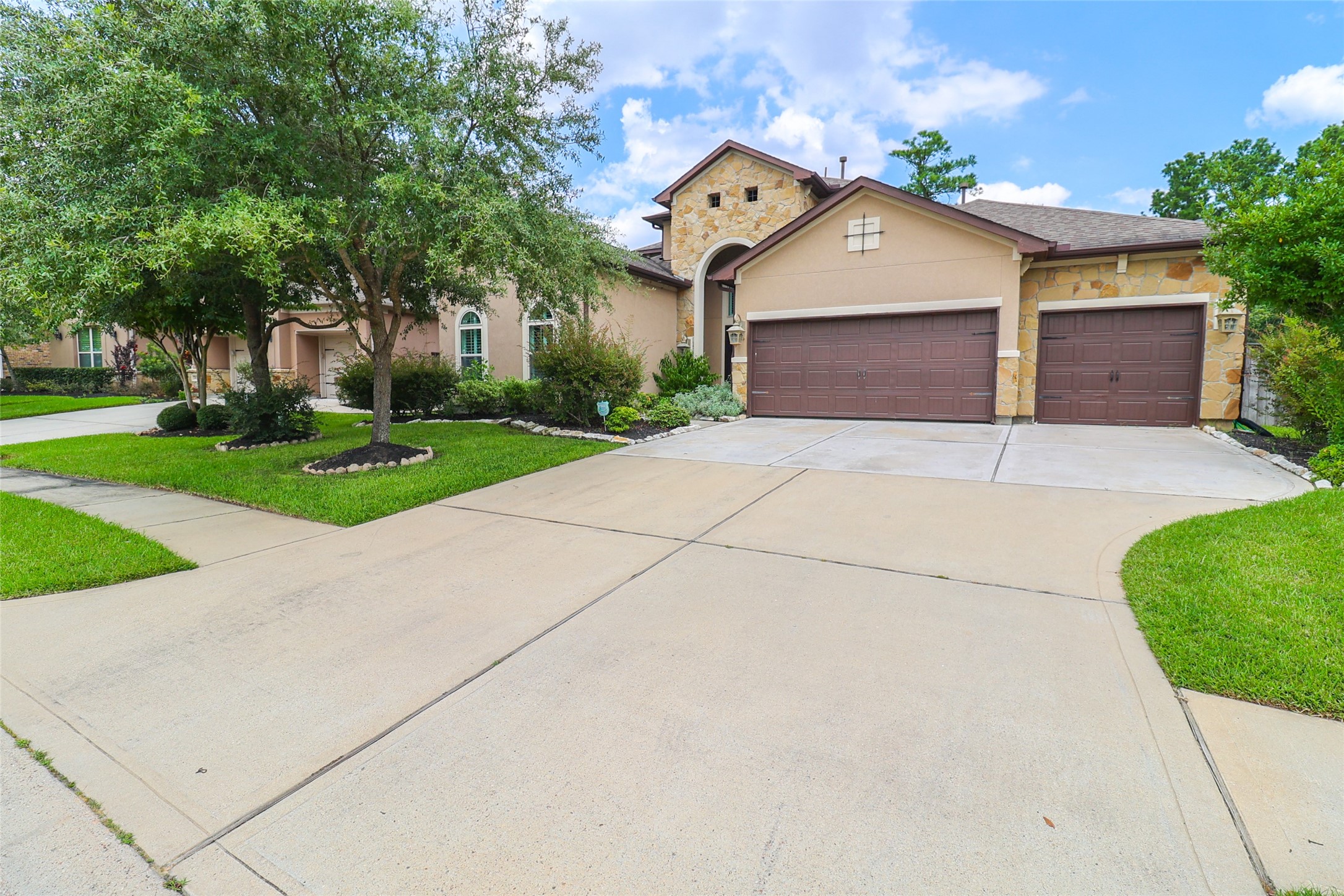 2406 Barclay Lake Lane Spring, TX 77388 - Photo 40 of 50 a front view of a house with a yard and garage