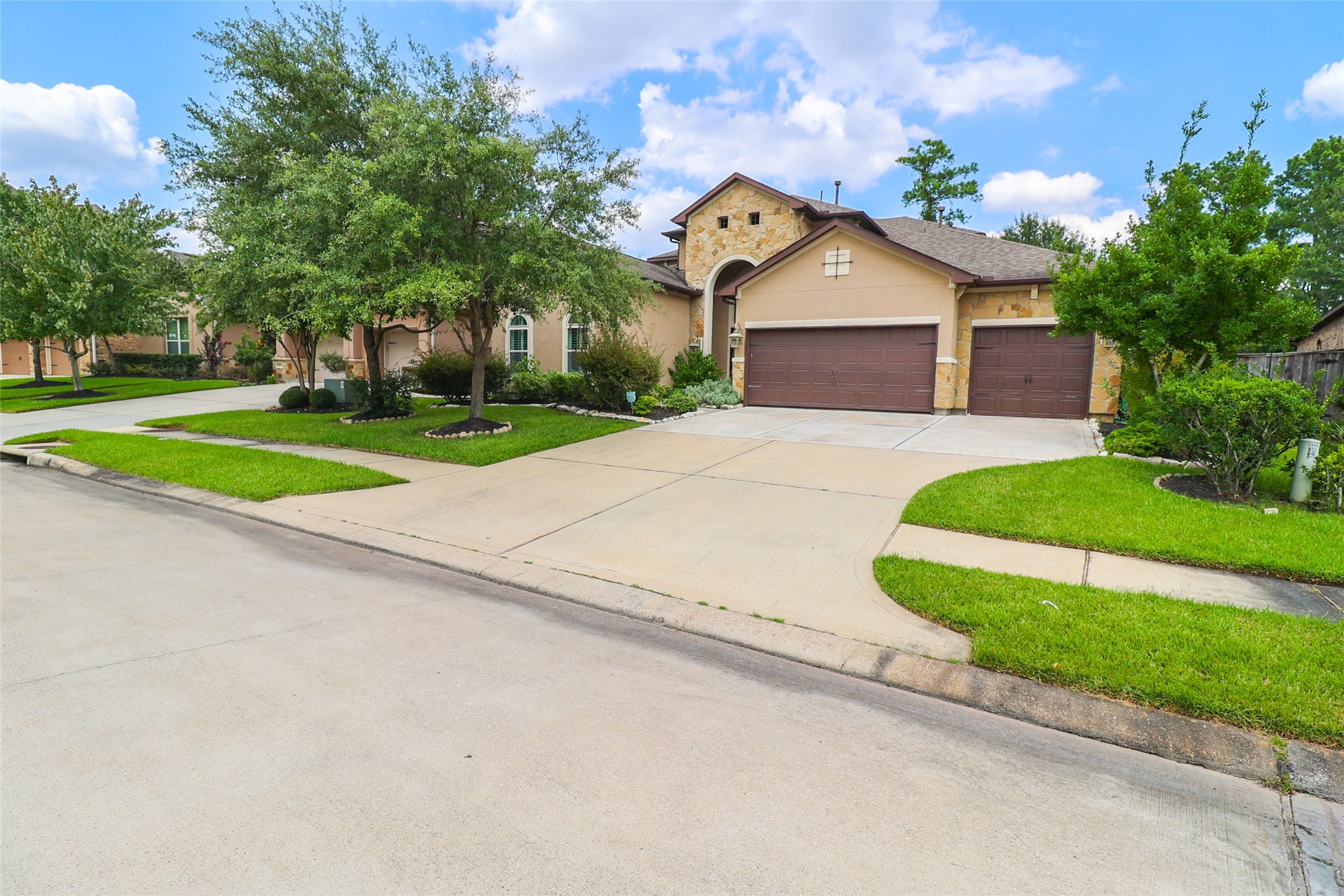 2406 Barclay Lake Lane Spring, TX 77388 - Photo 41 of 50 a front view of house with yard and green space