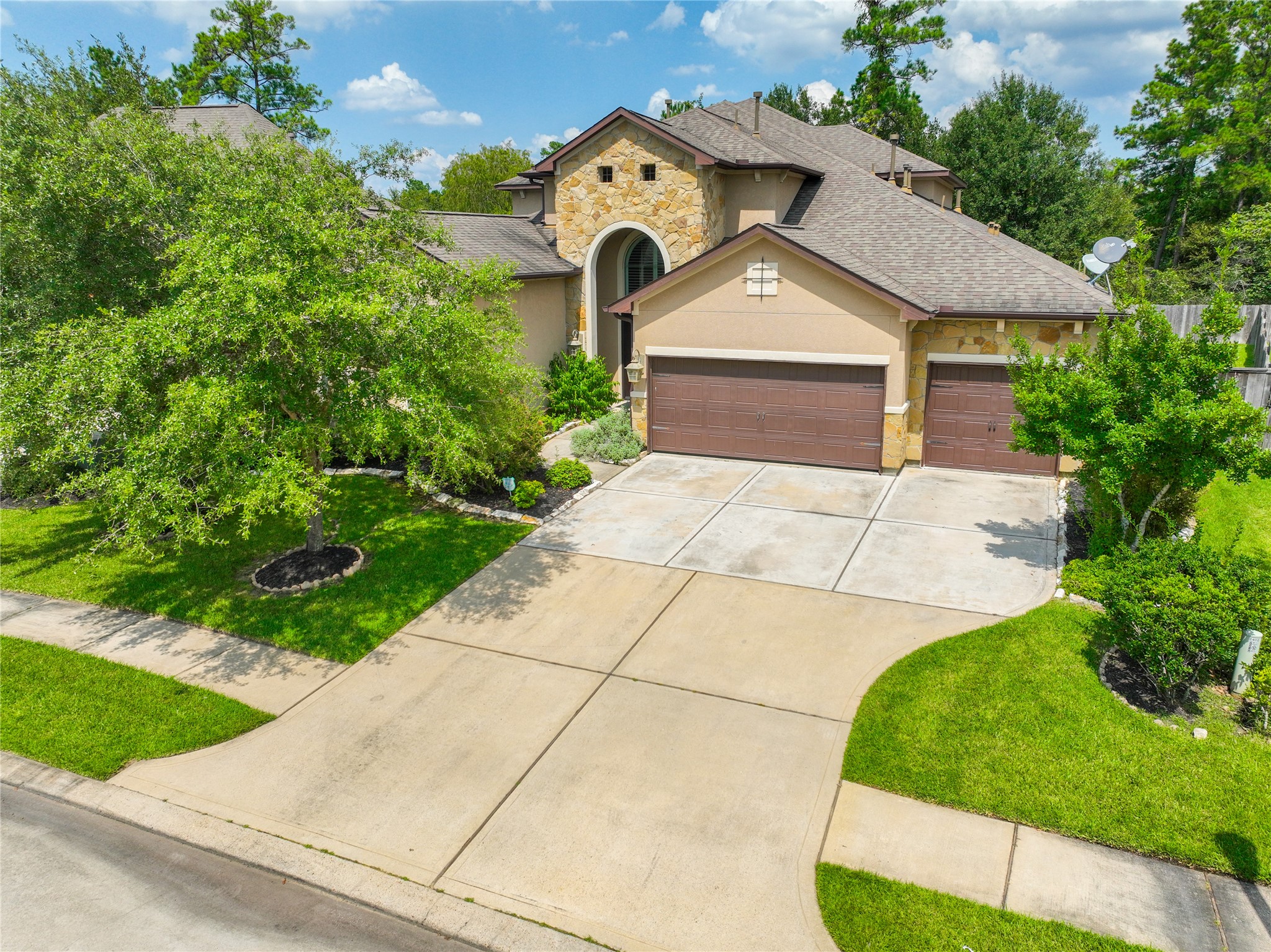 2406 Barclay Lake Lane Spring, TX 77388 - Photo 45 of 50 a front view of a house with garden