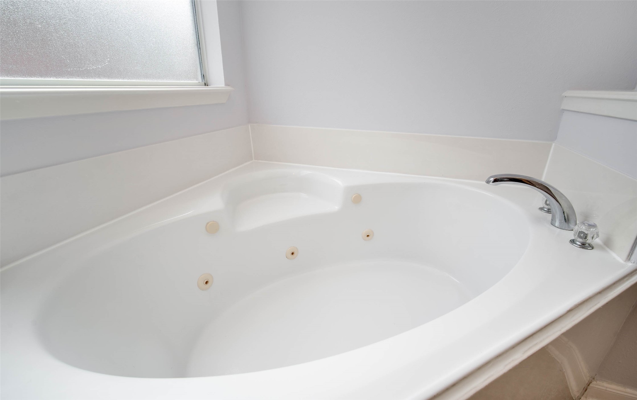 9323 Hillhaven Court Rosenberg, TX 77469 - Photo 27 of 37 a bathroom with bathtub