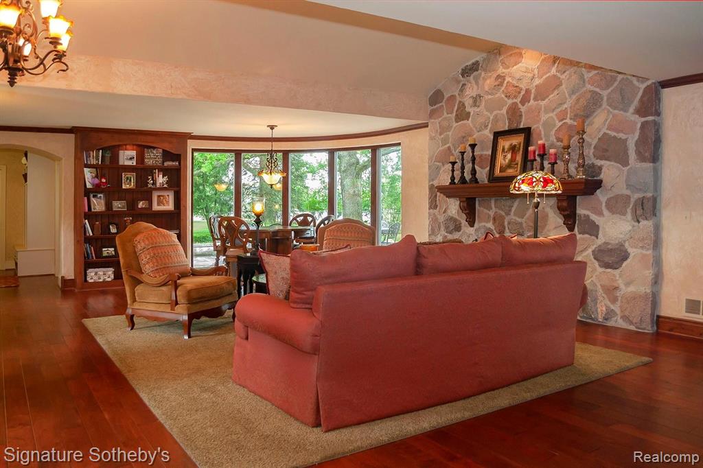 204 Gallogly Road Lake Angelus, MI 48326 - Photo 7 of 85
