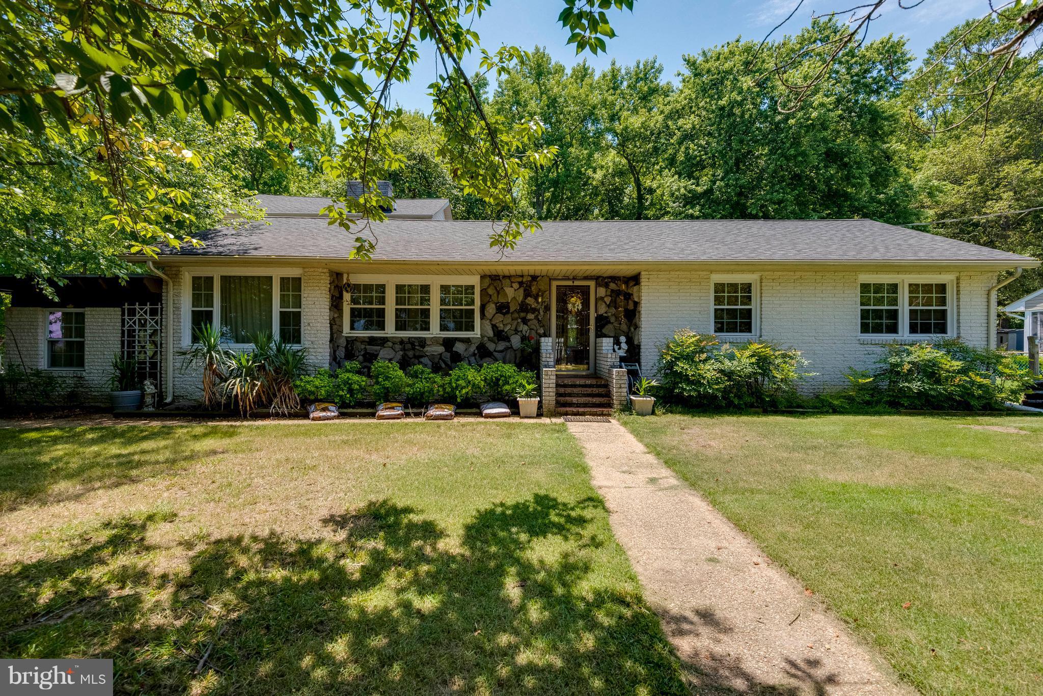 1587 Stuart Road Edgewater, MD 21037 - Photo 3 of 30 Spacious inside and out
