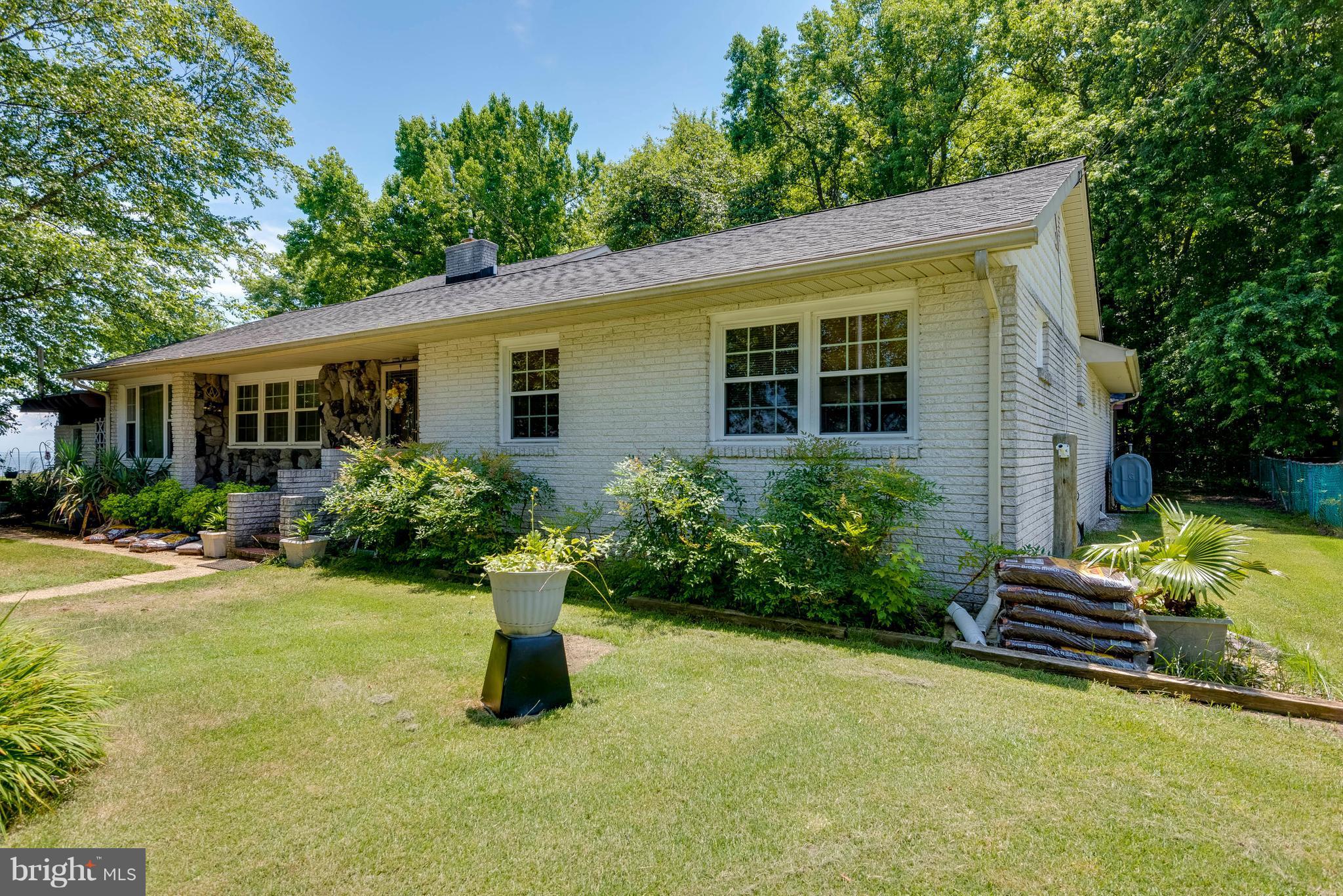 1587 Stuart Road Edgewater, MD 21037 - Photo 4 of 30 Beautifully manicured lawn