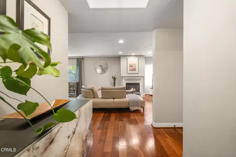 $849,800 | 616 South Wilton Place, Unit 203, Los Angeles, CA 90005