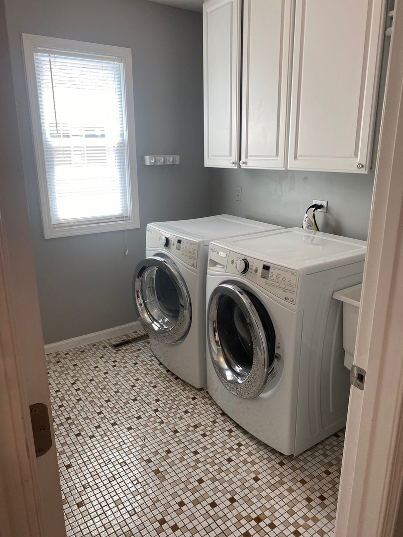 1009 Dell Road Northbrook, IL 60062 - Photo 9 of 15 a utility room with dryer and washer