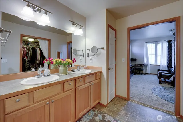 a en suite bathroom with a sink and a mirror