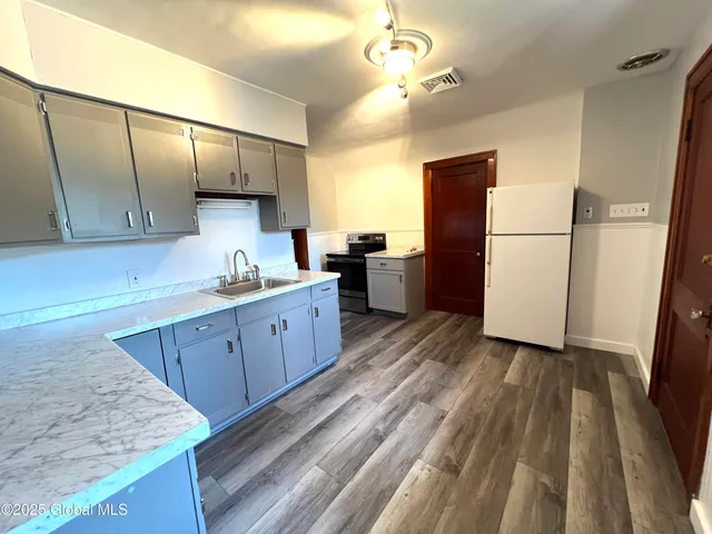 $1,550 | 40 Mathias Avenue, Unit UPSTAIRS APARTMENT 2, Amsterdam, NY 12010