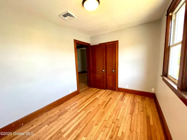 $1,550 | 40 Mathias Avenue, Unit UPSTAIRS APARTMENT 2, Amsterdam, NY 12010