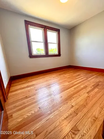 $1,550 | 40 Mathias Avenue, Unit UPSTAIRS APARTMENT 2, Amsterdam, NY 12010