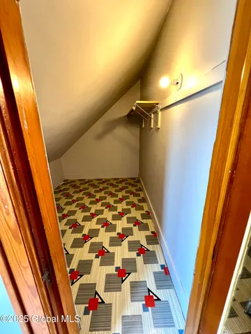 $1,550 | 40 Mathias Avenue, Unit UPSTAIRS APARTMENT 2, Amsterdam, NY 12010