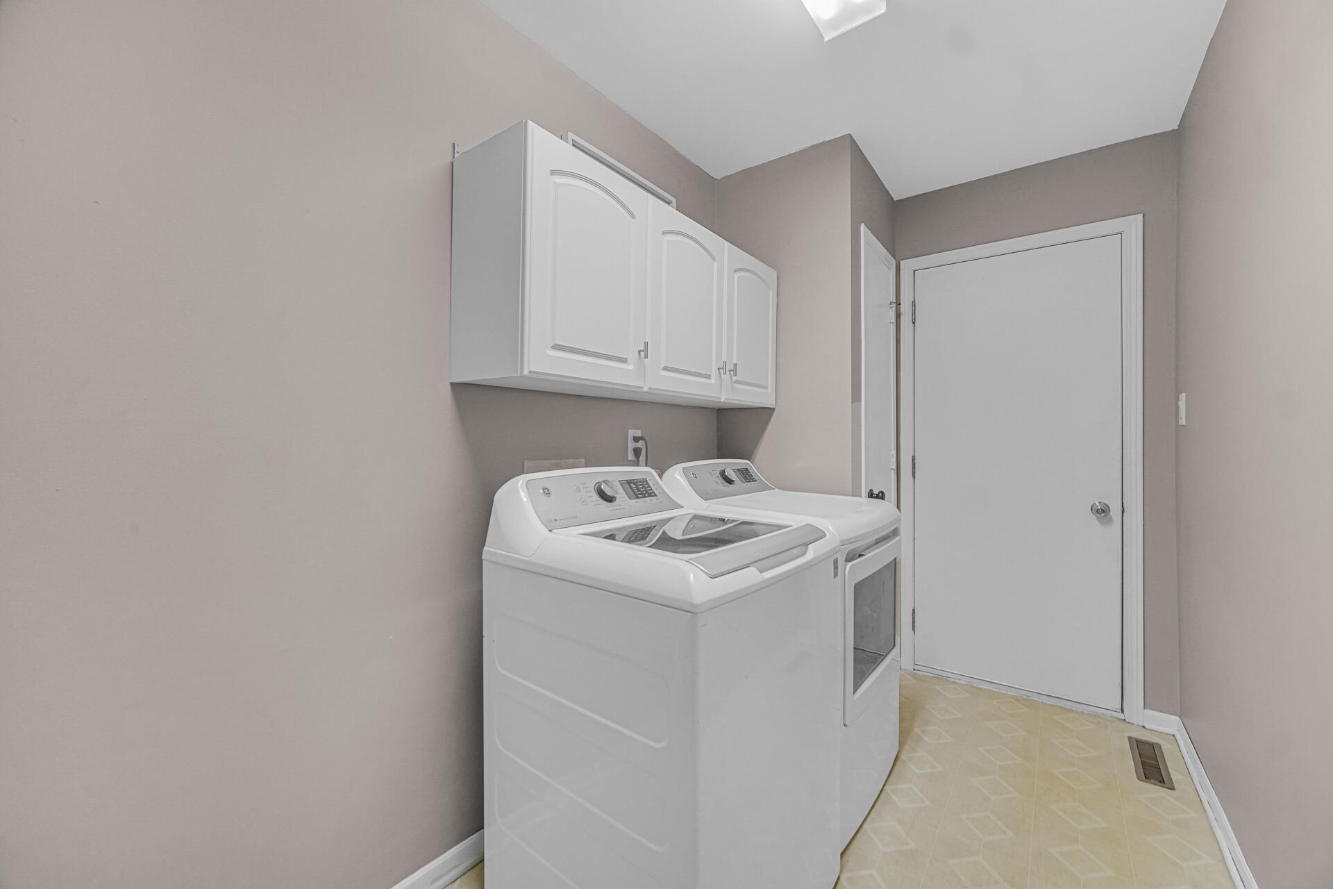 4942 West 93rd Court Crown Point, IN 46307 - Photo 13 of 37 a utility room with dryer and washer