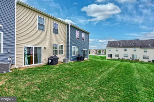 a view of a house with backyard and porch