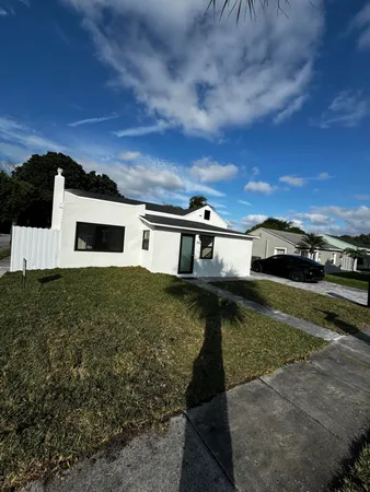 $3,200 | 795 Highland Drive, West Palm Beach, FL 33405