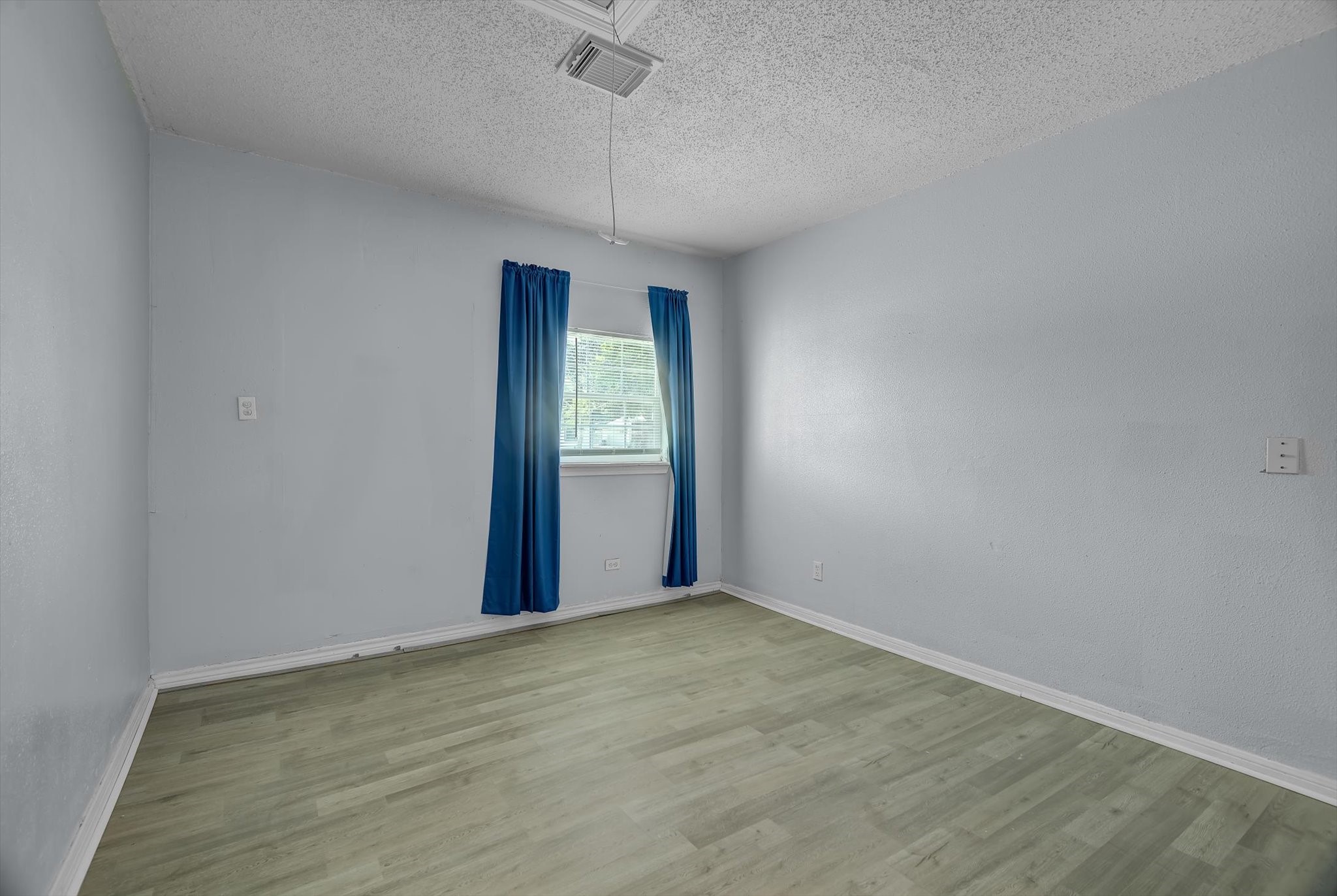 418 Azalea Street Lake Jackson, TX 77566 - Photo 19 of 34 Inviting second bedroom featuring natural light, fresh paint, and updated flooring—perfect for a cozy retreat or home office.