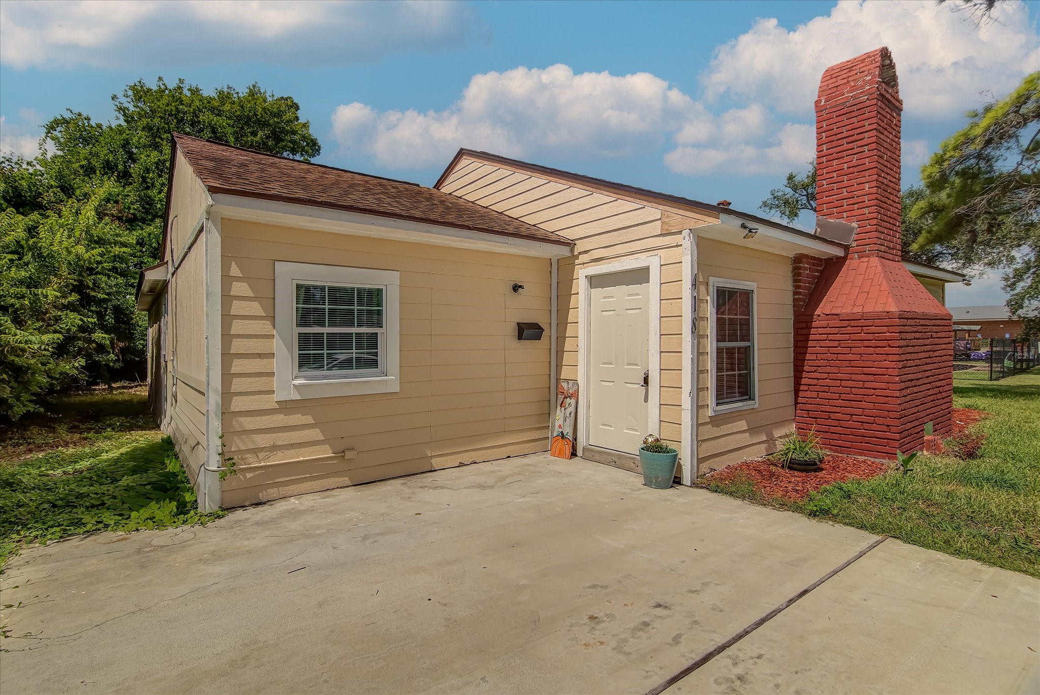 418 Azalea Street Lake Jackson, TX 77566 - Photo 4 of 34 a front view of a house with a yard
