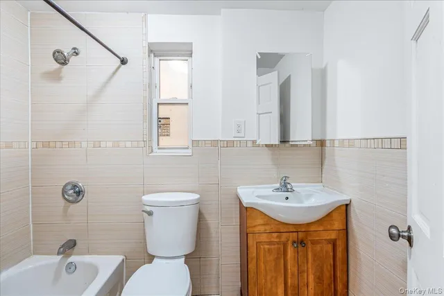 $5,200 | 953 A East 217th Street, Unit DUPLEX(1STFL 2NDFL) | Williamsbridge