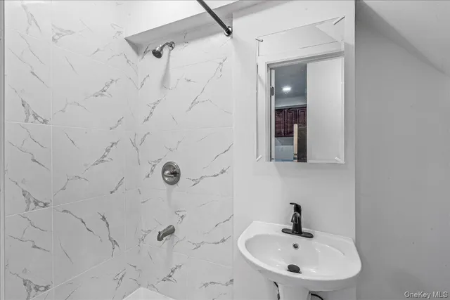 $5,200 | 953 A East 217th Street, Unit DUPLEX(1STFL 2NDFL) | Williamsbridge