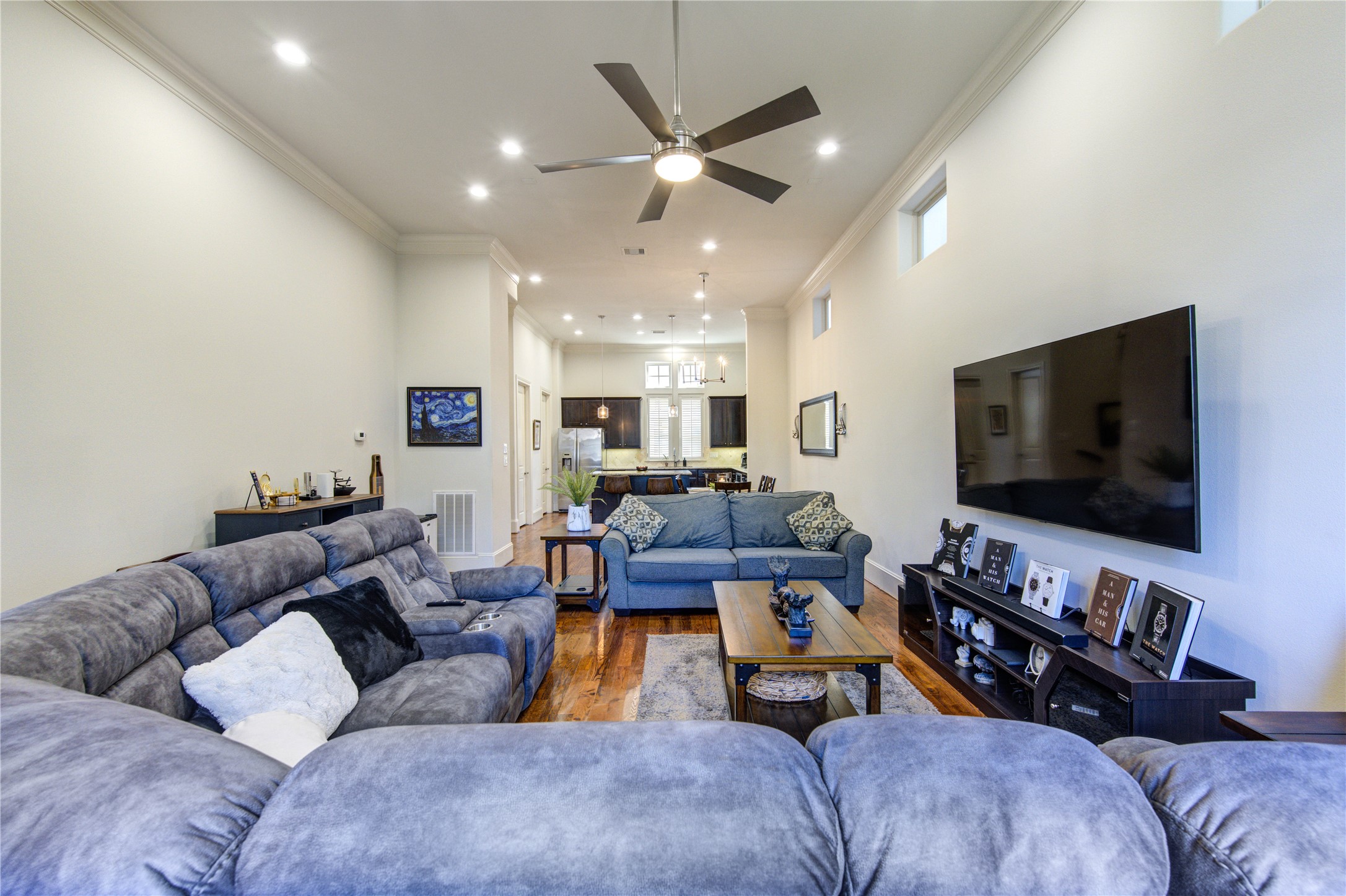 411 West 17th Street, Unit B Houston, TX 77008 - Photo 14 of 50 a living room with furniture and a flat screen tv