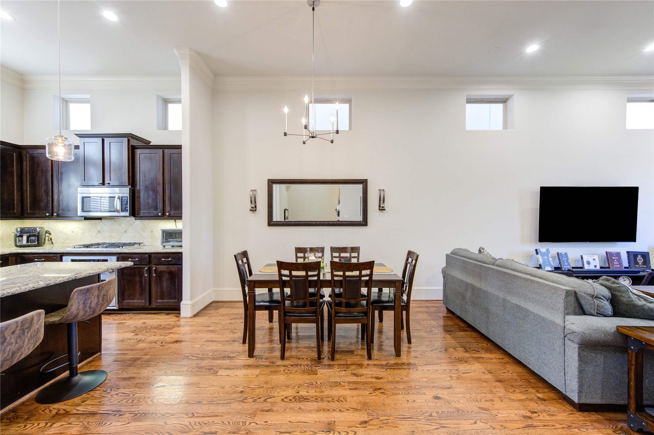 411 West 17th Street, Unit B Houston, TX 77008 - Photo 16 of 50 a view of a dining room with furniture