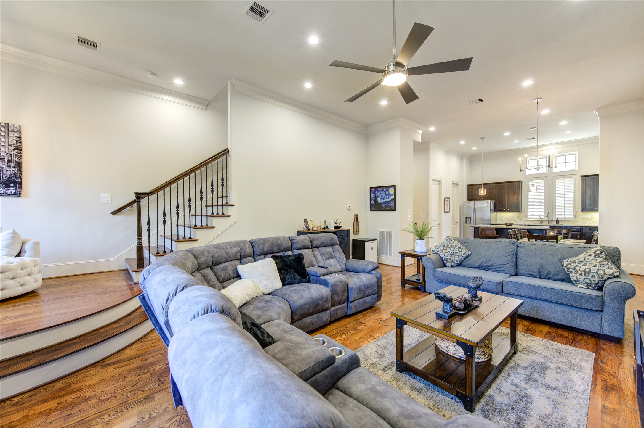 411 West 17th Street, Unit B Houston, TX 77008 - Photo 2 of 50 a living room with furniture