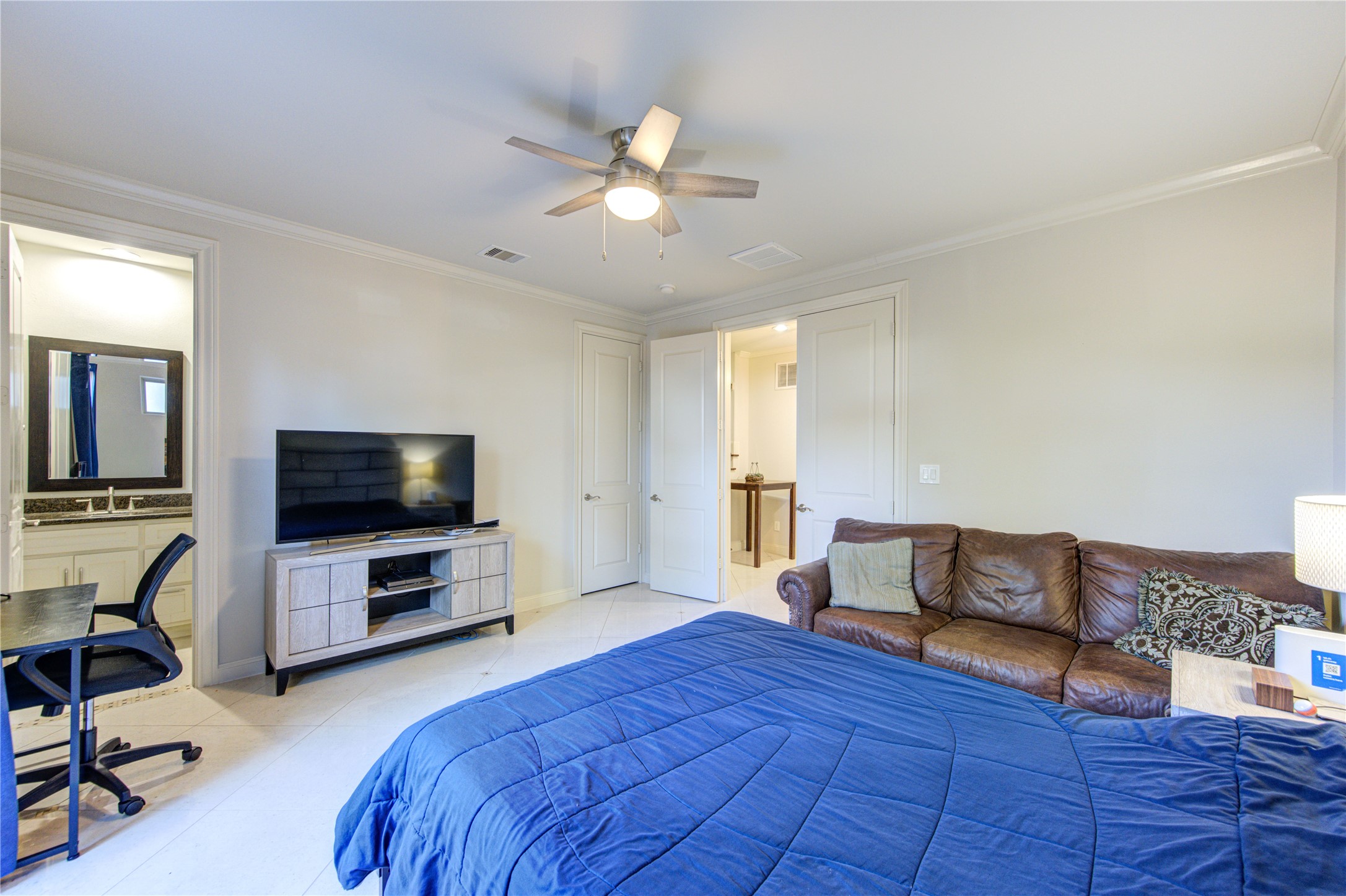 411 West 17th Street, Unit B Houston, TX 77008 - Photo 27 of 50 a bedroom with a bed and a flat screen tv