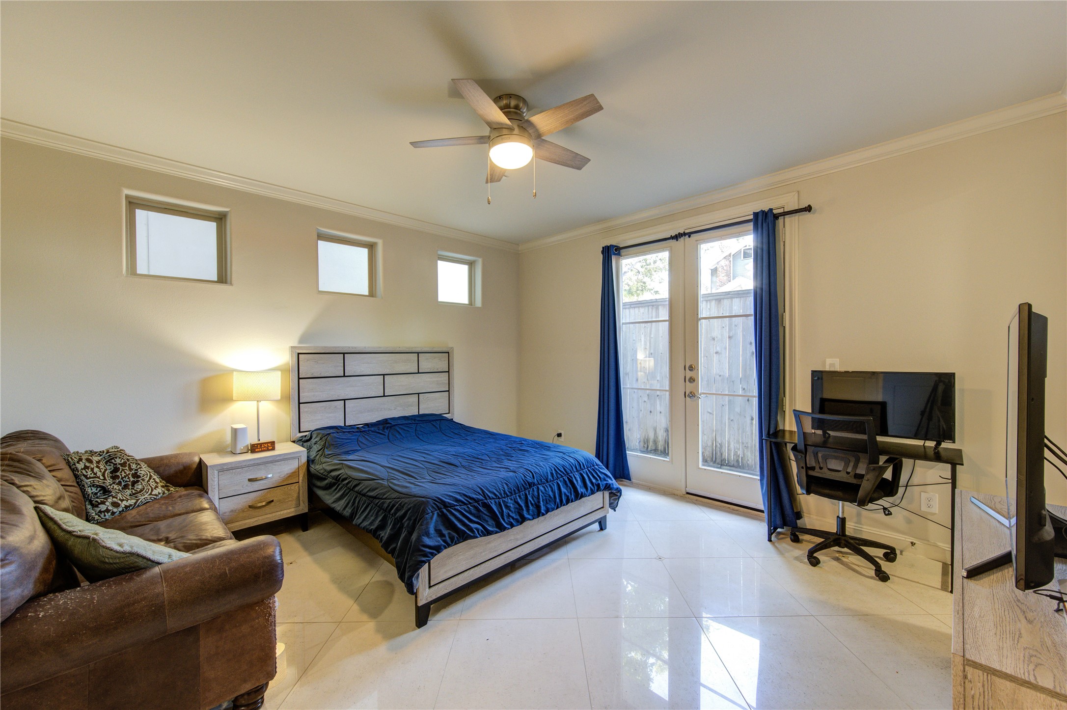 411 West 17th Street, Unit B Houston, TX 77008 - Photo 28 of 50 a bedroom with a bed gym equipment and a window