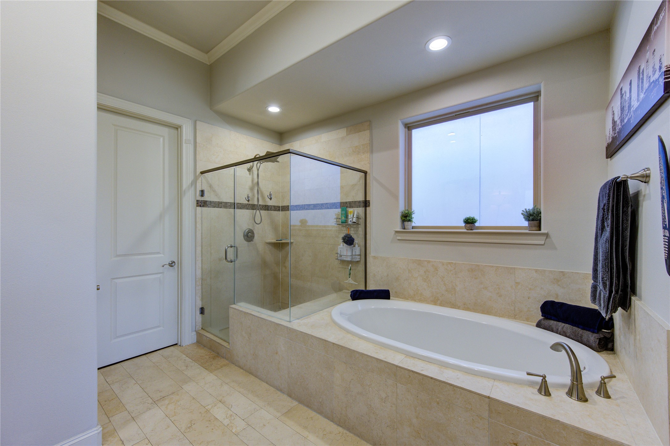 411 West 17th Street, Unit B Houston, TX 77008 - Photo 30 of 50 a bathroom with a tub a sink and a mirror
